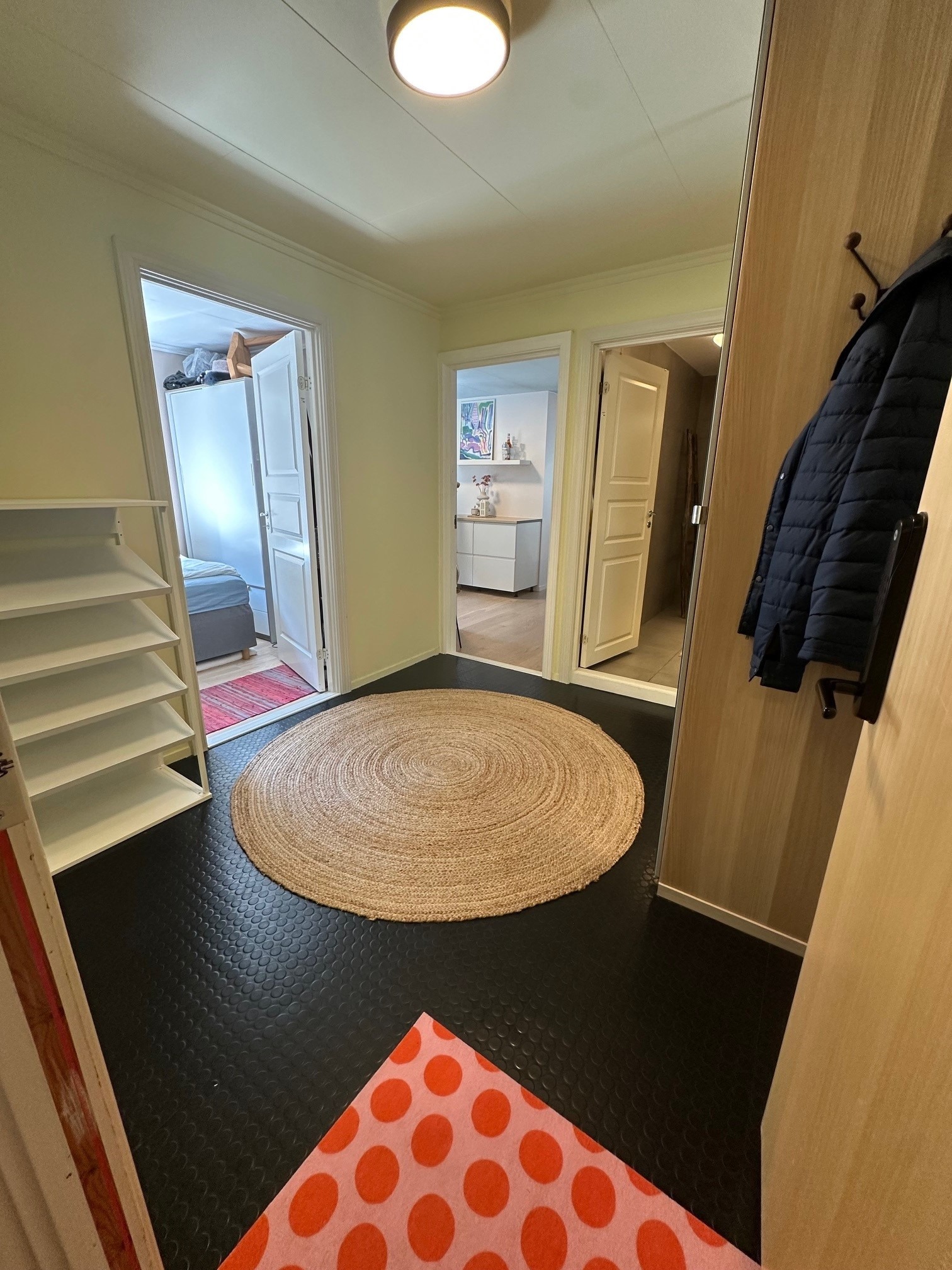 Inngang med god plass til sko og jakker